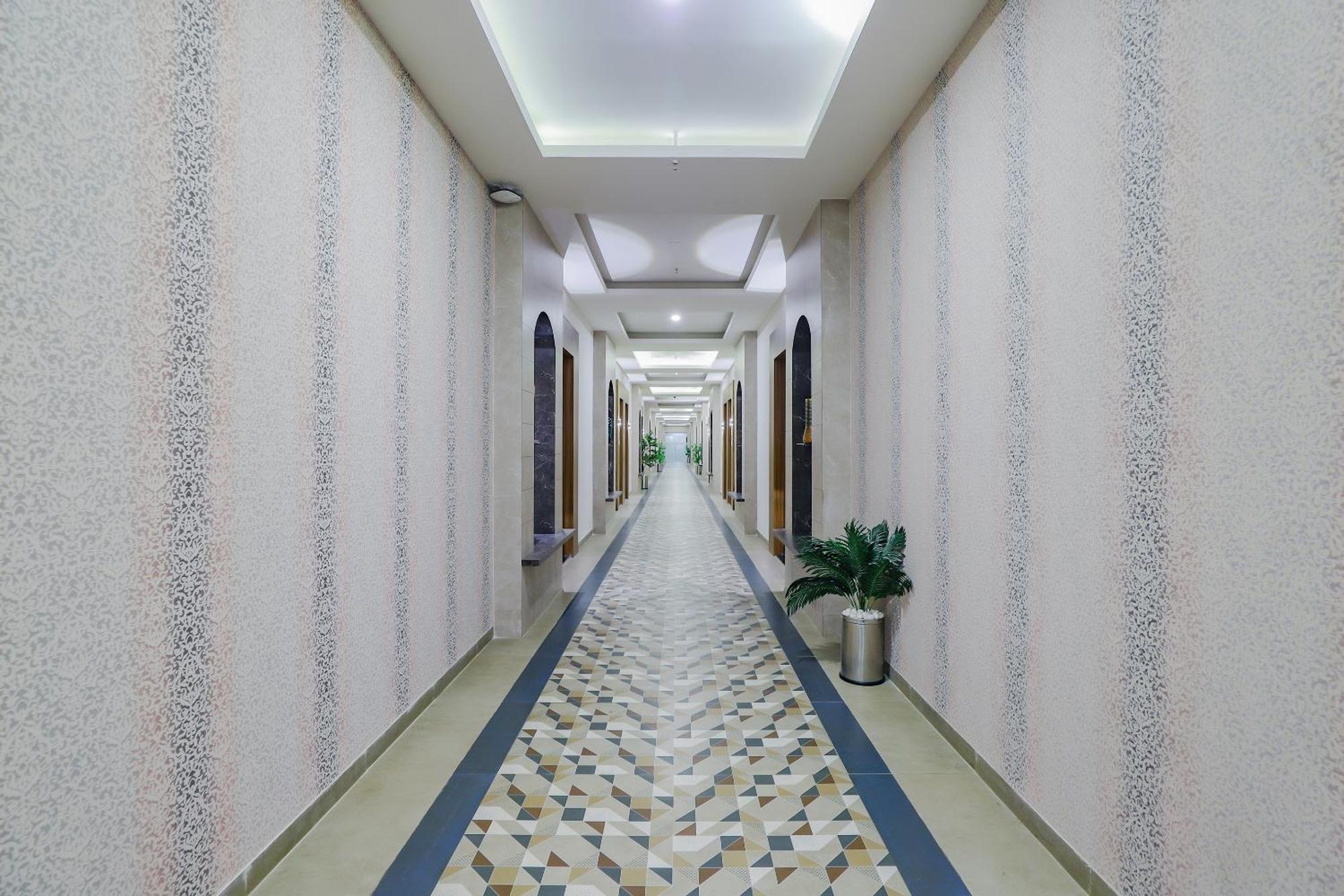 Oyo Hotel Fountain Сурат Экстерьер фото